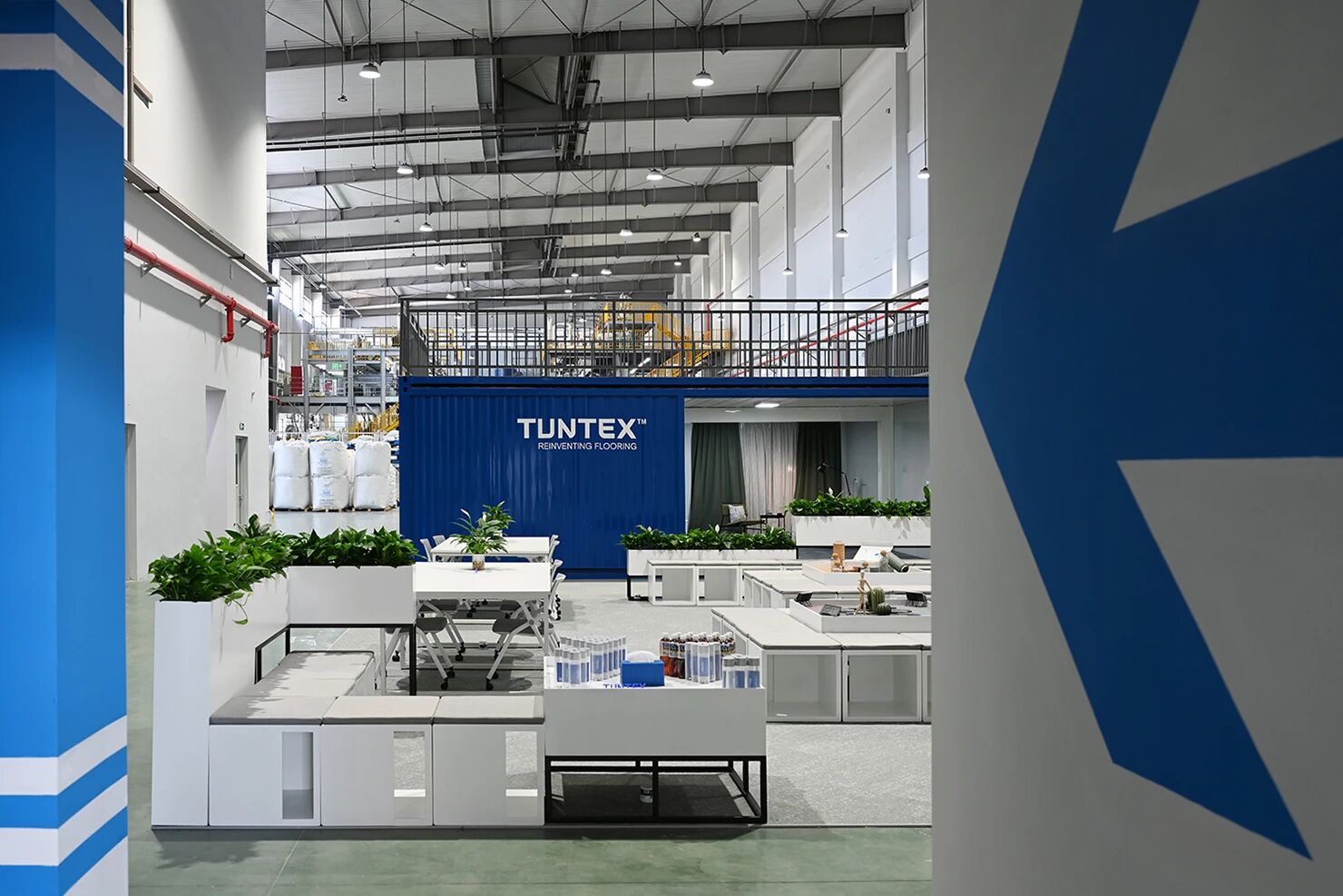 TUNTEX factory interior with brand colors and wayfinding | 东帝士厂区内部空间与品牌色彩导视