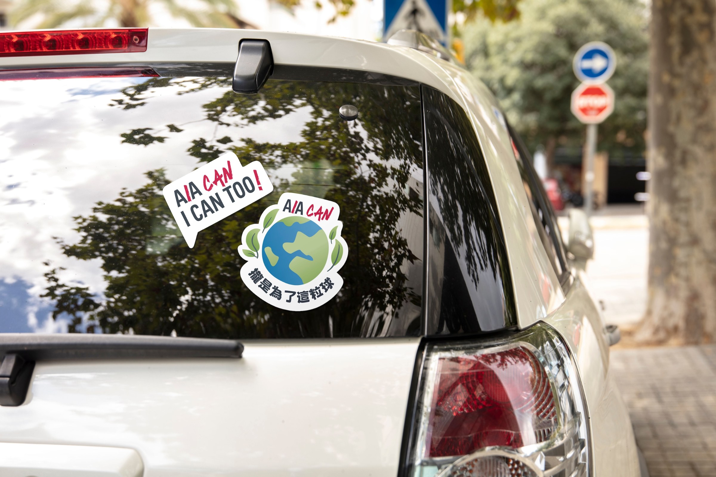 AIA CAN贴纸设计：贴在汽车后窗的环保贴纸 | AIA CAN sticker design: eco stickers on a car rear window