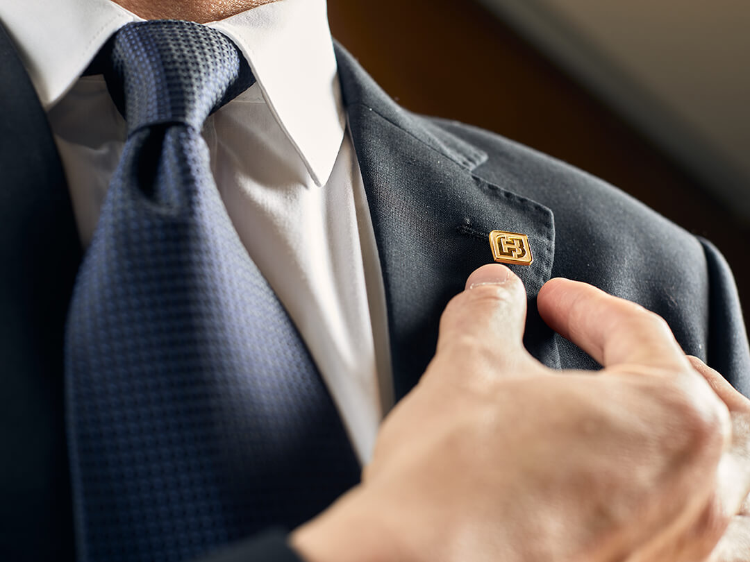 Fubon Bank China brand photography, lapel pin detail | 富邦华一银行形象拍摄，行徽细节